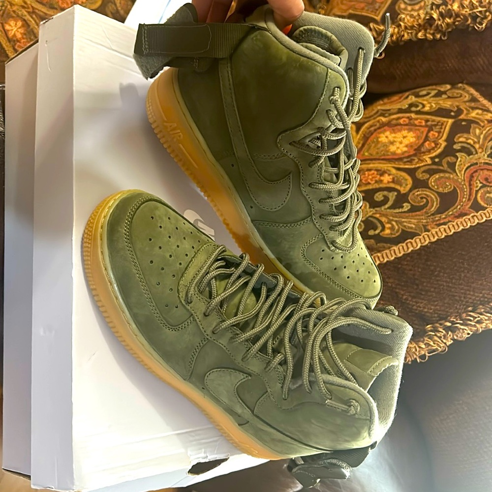 Medium Olive High Top Air Force 1 Size 6 BOYS
